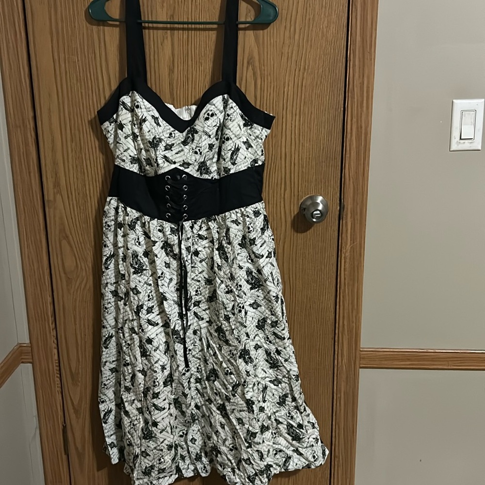 Hot Topic Gothic Ivory & Black Skull and Rose Dress